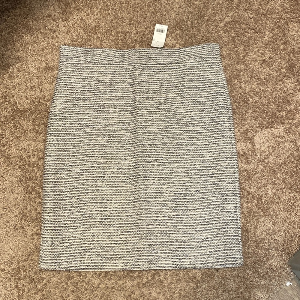 NWT Banana Republic White, navy, mix striped pattern, Back Zip Knit Skirt. 14.
